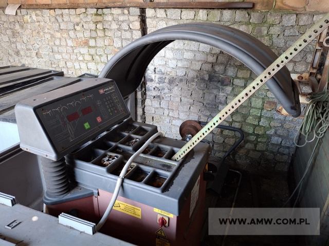 Wyważarka uniwersalna do kół samochodów ciężarowych FACOM (max. udźwig - 160 kg) 